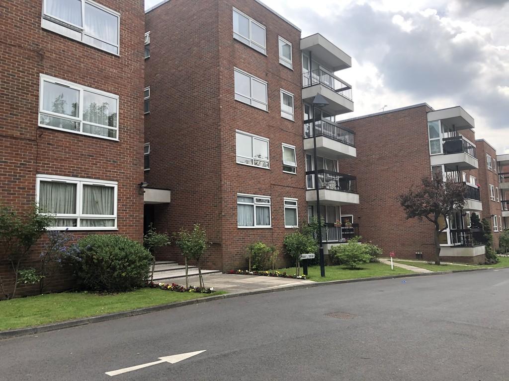 Greenacres, Hendon Lane, Finchley 2 bed apartment £1,452 pcm (£335 pw)