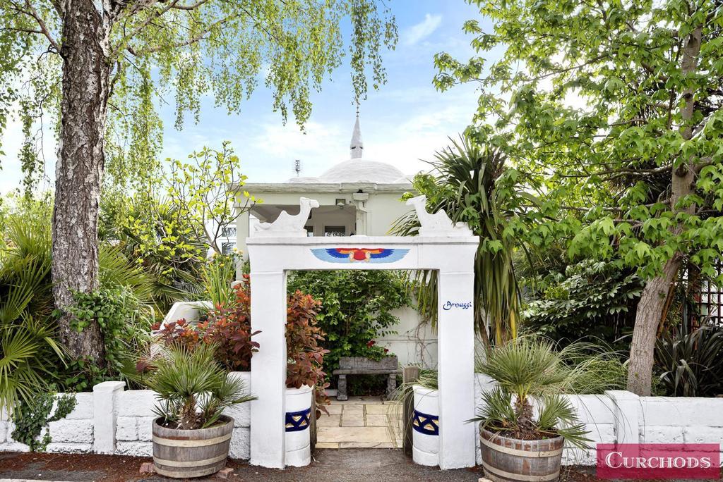 The Creek, SunburyOnThames, TW16 3 bed detached house £875,000
