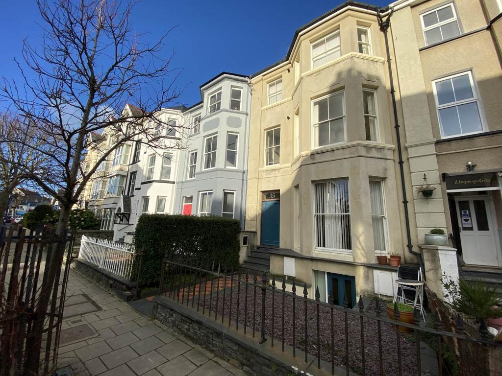 35 Queens Road, Aberystwyth, Ceredigion 1 bed flat £625 pcm (£144 pw)