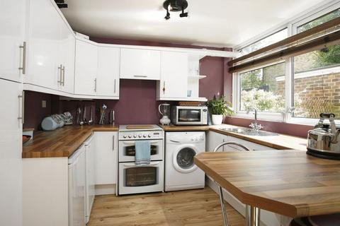 2 bedroom flat to rent, Copenhagen Way, Surrey