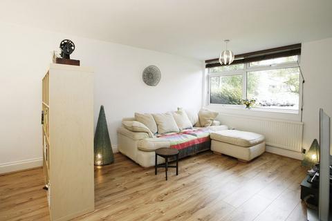 2 bedroom flat to rent, Copenhagen Way, Surrey