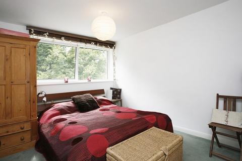 2 bedroom flat to rent, Copenhagen Way, Surrey