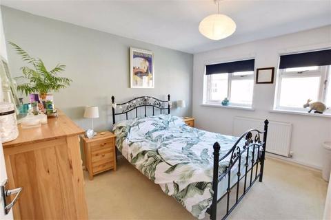 24 Middle Road, Worcester, WR2 4HT