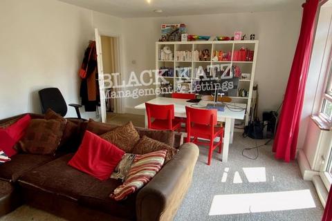 3 bedroom apartment to rent, SW11