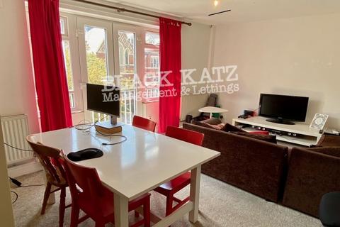 3 bedroom apartment to rent, SW11