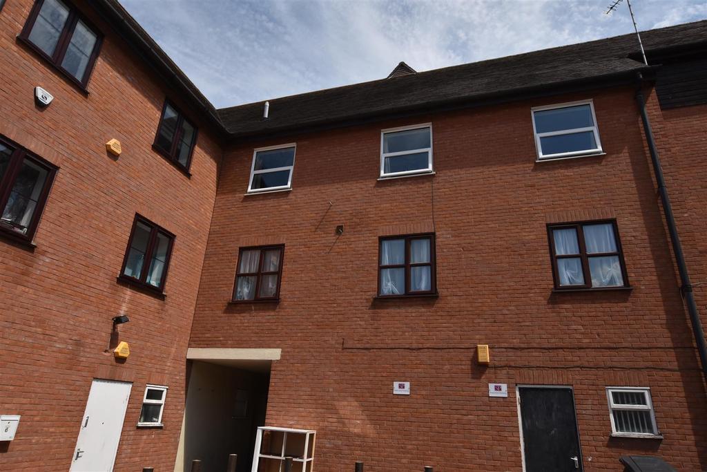 Trinity Square, South Woodham Ferrers 2 bed apartment £725 pcm (£167 pw)