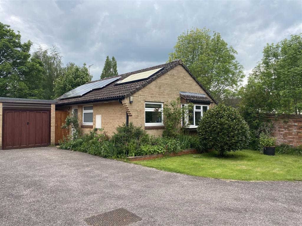 Richards Close, Wellington 2 bed bungalow £795 pcm (£183 pw)