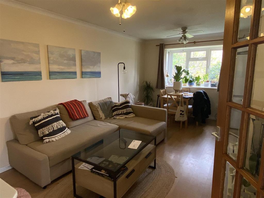 Richards Close, Wellington 2 bed bungalow £795 pcm (£183 pw)