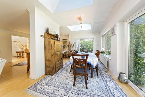 8 Cedar Heights, Richmond, TW10 7AE