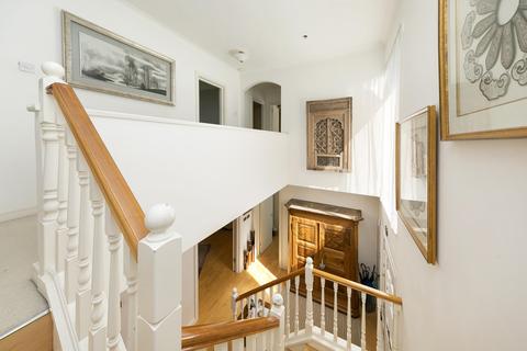 8 Cedar Heights, Richmond, TW10 7AE
