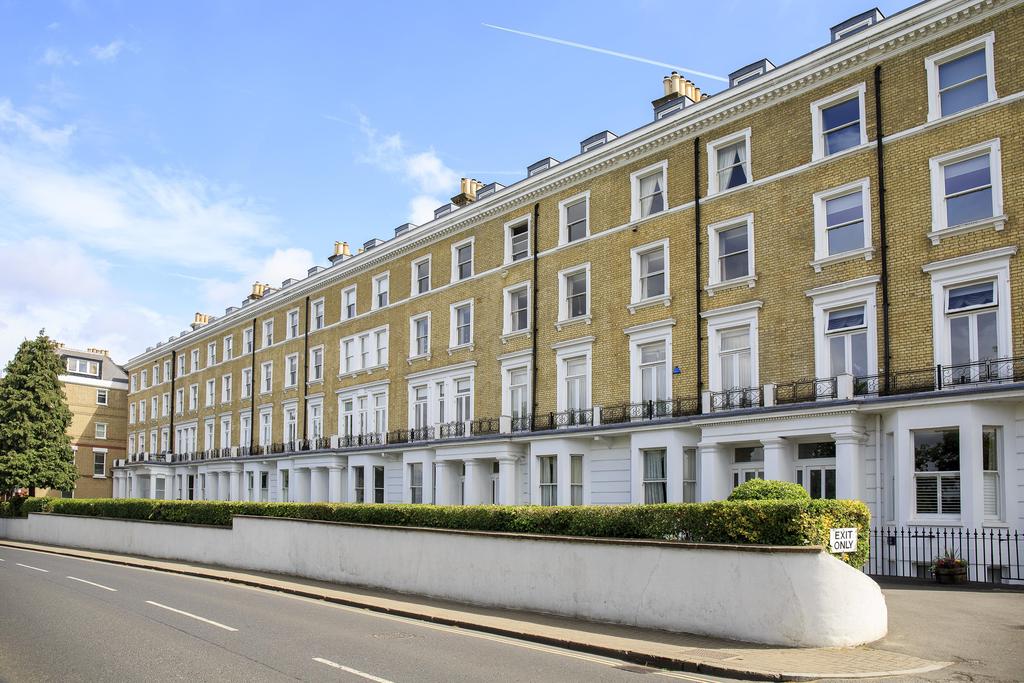 Stuart Court, Richmond Hill... 2 bed apartment £825,000