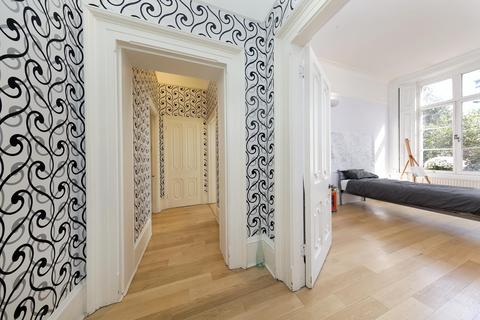 5b Queens Road, Richmond, TW10 6JW