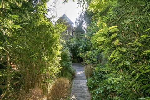 5b Queens Road, Richmond, TW10 6JW