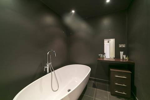 5b Queens Road, Richmond, TW10 6JW