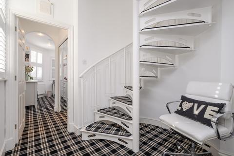 1 King George Square, Richmond, TW10 6LF