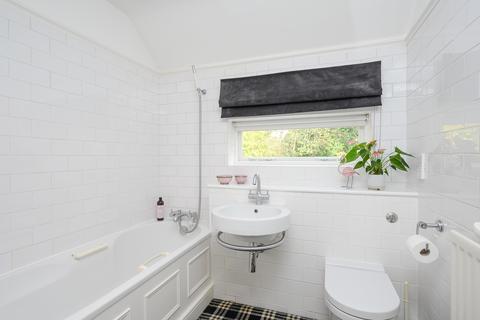 1 King George Square, Richmond, TW10 6LF