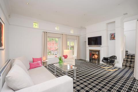 1 King George Square, Richmond, TW10 6LF