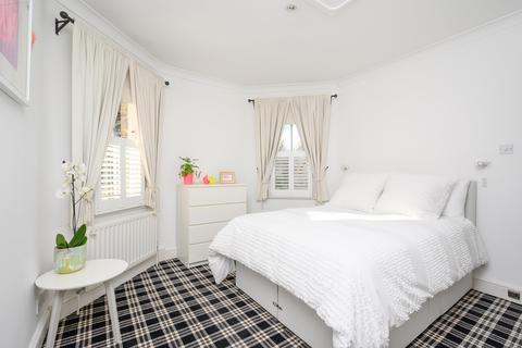 1 King George Square, Richmond, TW10 6LF
