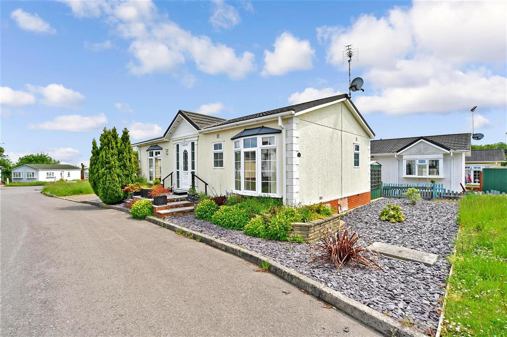 London Road, Wrotham Heath, Sevenoaks, Kent 2 bed park home £190,000