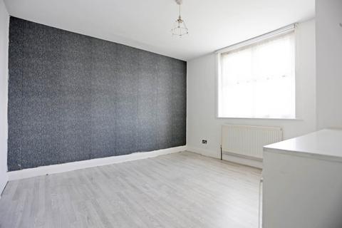 2 bedroom flat to rent, Quebec Road, Gants Hill, IG2