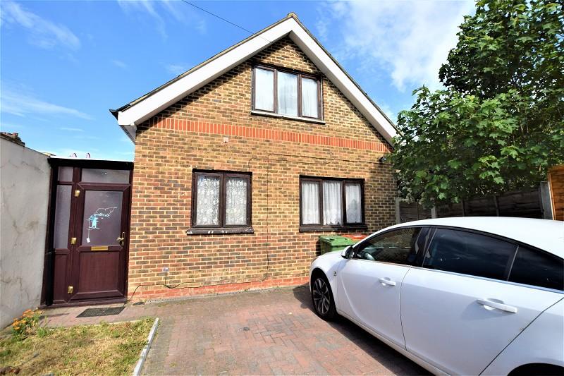 Buxton Road, East Ham, London. E6 3NT 4 bed detached bungalow £2,000