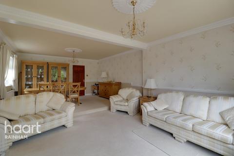8 Berwick Road, Rainham, RM13 9QU