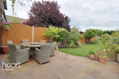 8 Berwick Road, Rainham, RM13 9QU