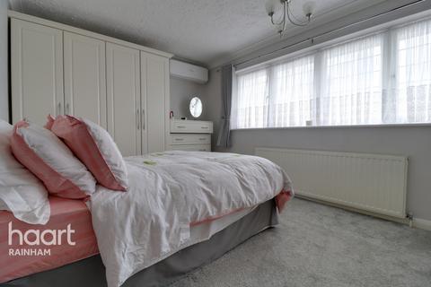 8 Berwick Road, Rainham, RM13 9QU