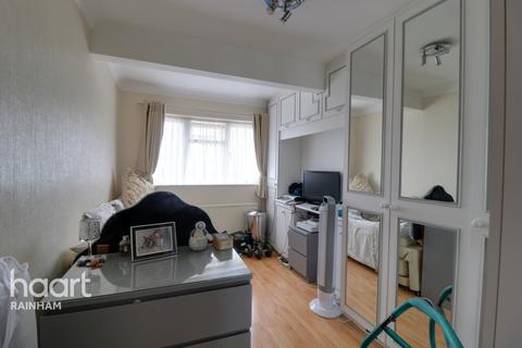 8 Berwick Road, Rainham, RM13 9QU