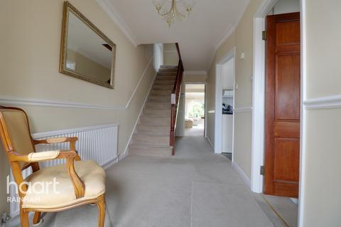 8 Berwick Road, Rainham, RM13 9QU