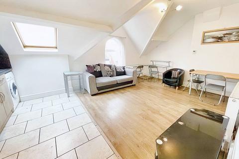 2 bedroom flat to rent, 12 kings Road flat 3