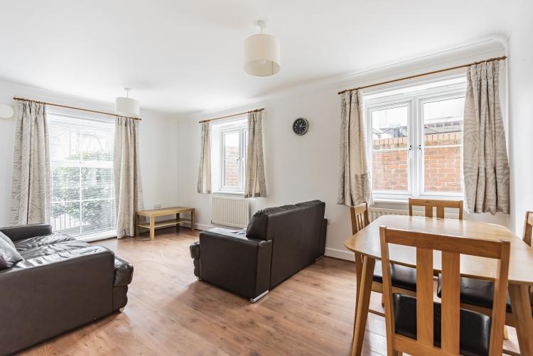 Wendover Road Bromley BR2 2 bed flat £1,450 pcm (£335 pw)