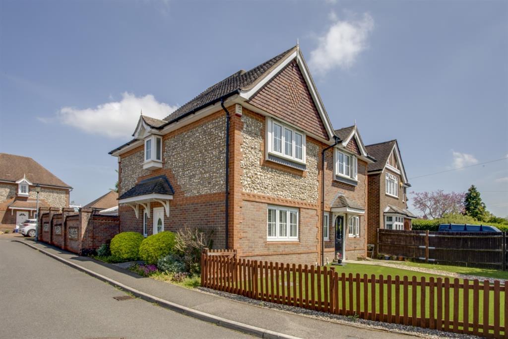 Groves Way, Chesham, Buckinghamshire... 2 bed semidetached house £