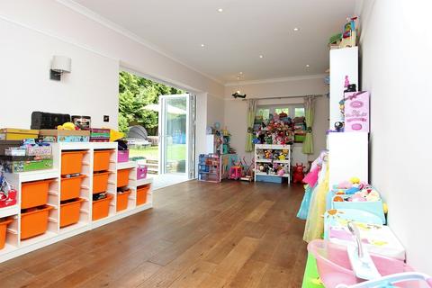 3 Beacon Way, Banstead, SM7 1DZ