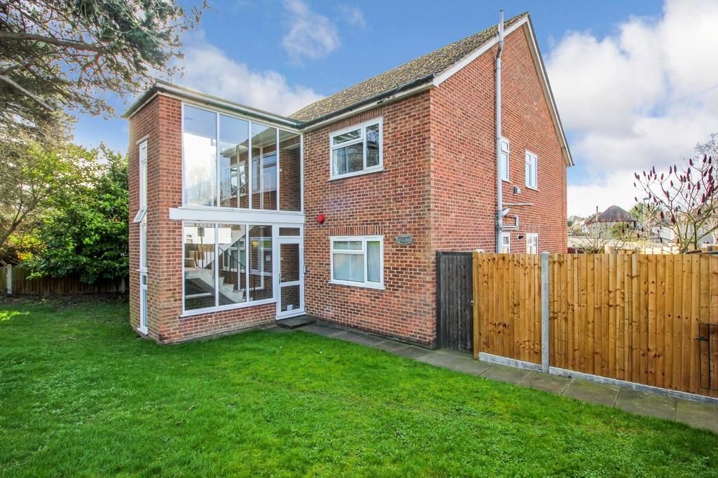 White Horse Hill, Chislehurst 1 bed ground floor flat £950 pcm (£219 pw)