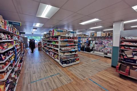 Property to rent - LARGE RETAIL PREMISES TO LET