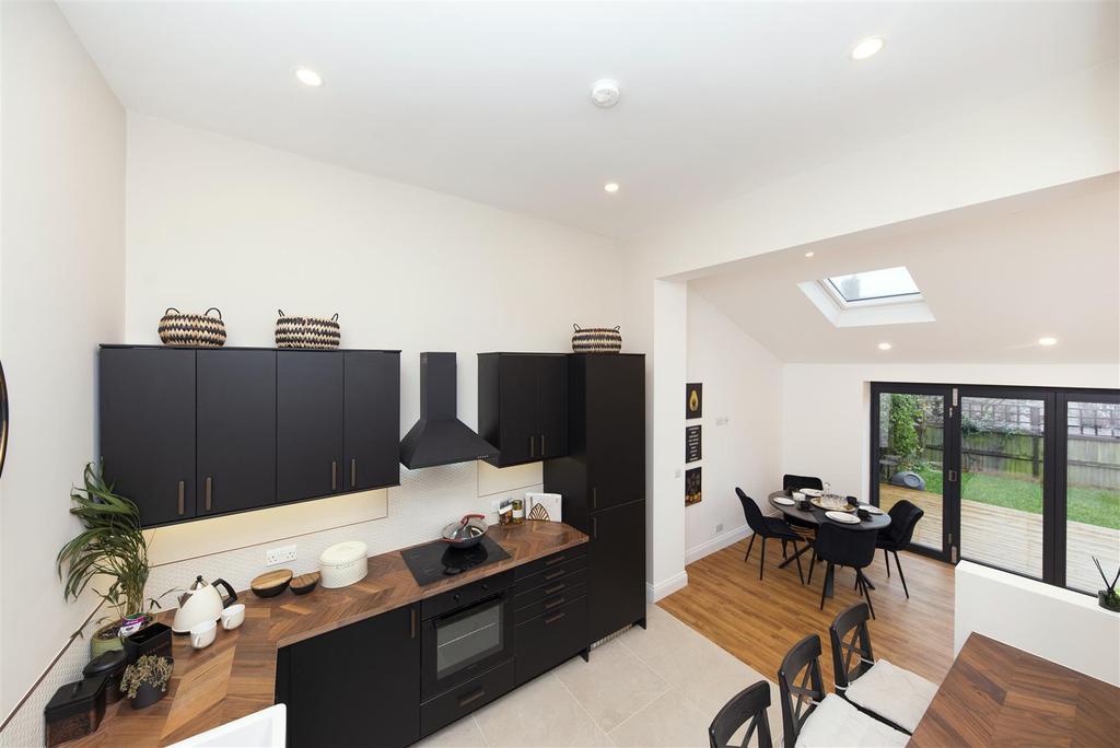 Dunster Avenue, Morden, SM4 2 bed house £575,000