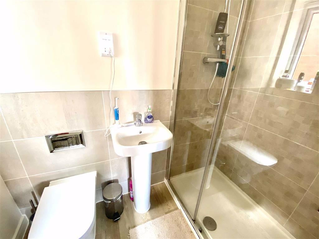 En suite Shower (side)