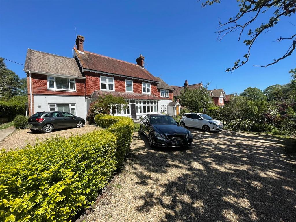 Silverdale Road, Burgess Hill 2 bed flat £400,000