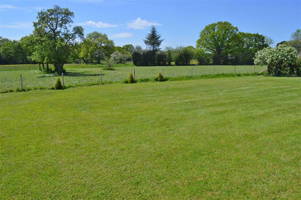 Leigh Lane, Wimborne, Dorset 4 bed chalet £850,000