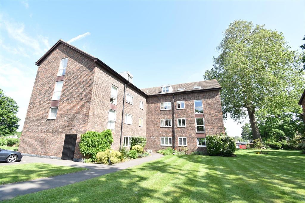 Hillrise, Manor Road, WaltonOnThames 2 bed flat £1,700 pcm (£392 pw)