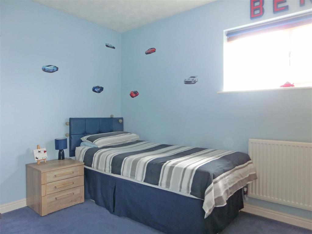 Laburnum Close 7 front bed 3 new.jpg