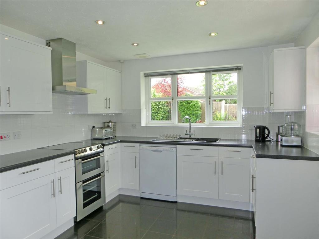 Laburnum Close 7 kitchen 2.jpg