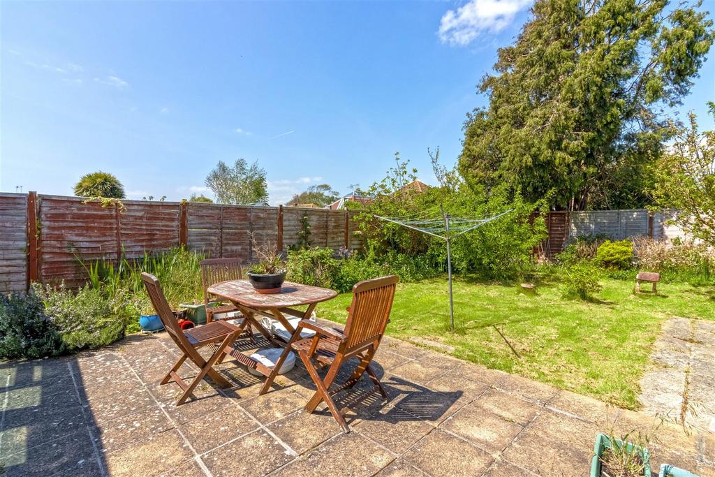 Melrose Close, Worthing 3 bed semidetached bungalow £375,000