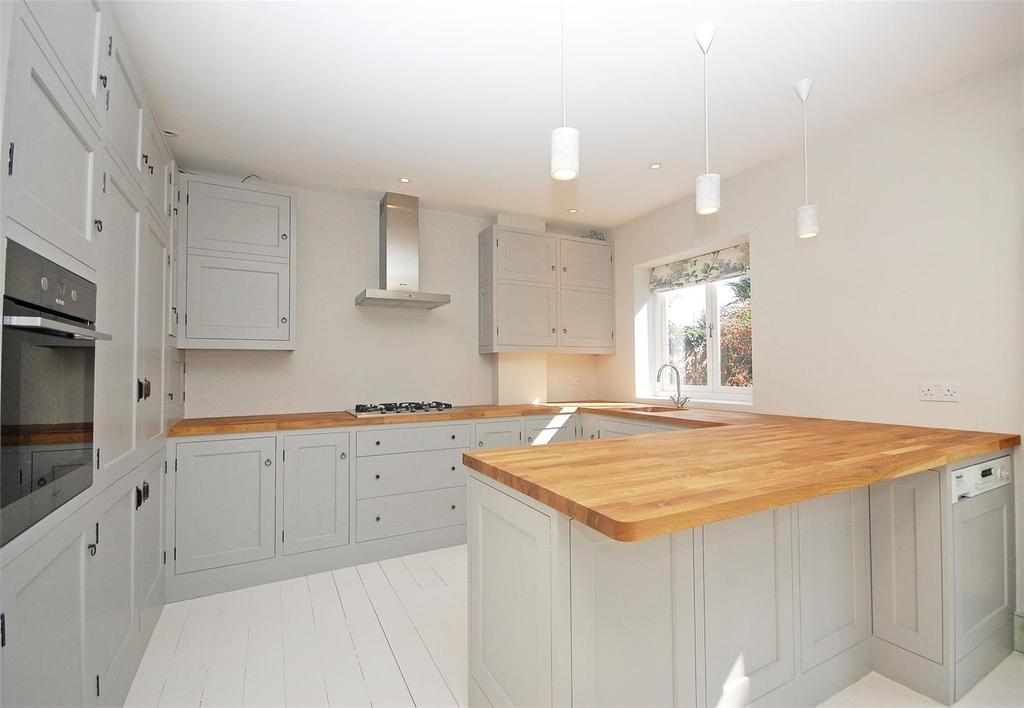Priory Road, Hampton 4 bed terraced house £2,750 pcm (£635 pw)