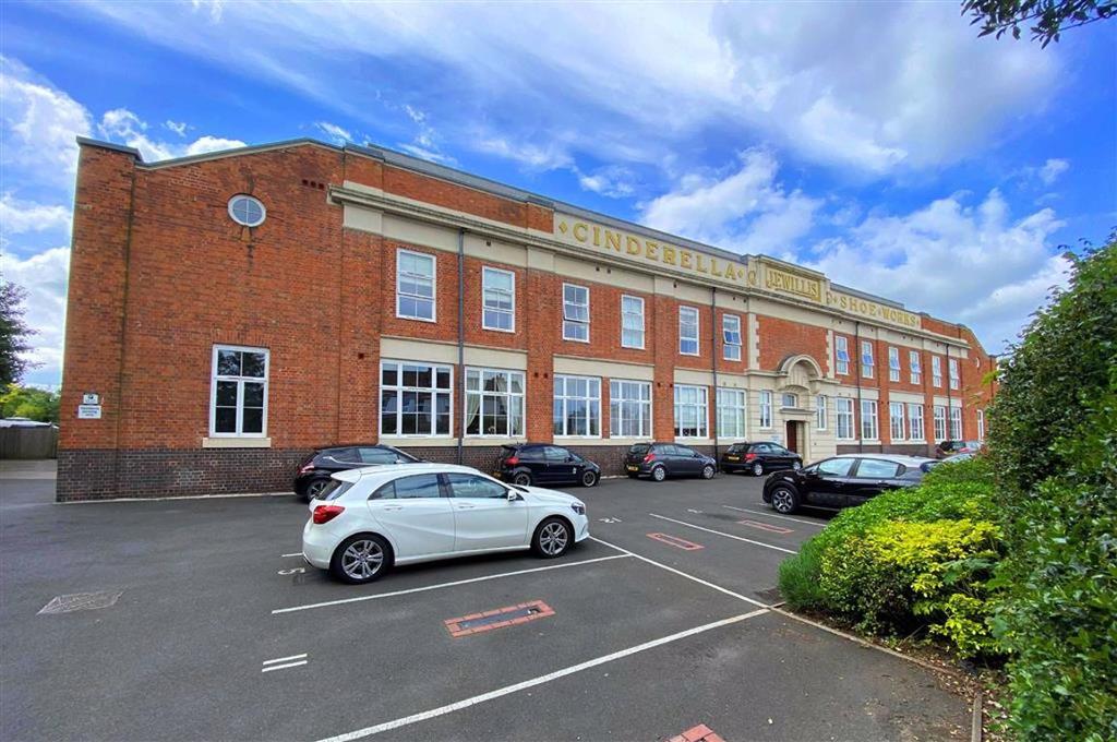 Cinderella Court, Worcester 2 bed apartment £795 pcm (£183 pw)