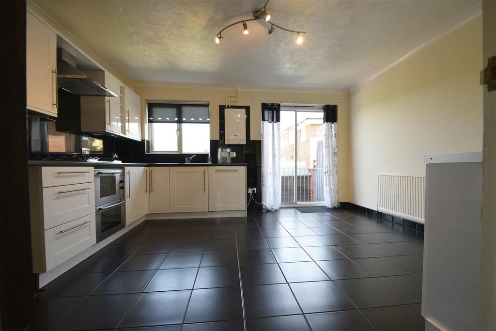 Field Way, St. LeonardsOnSea 3 bed house £1,100 pcm (£254 pw)