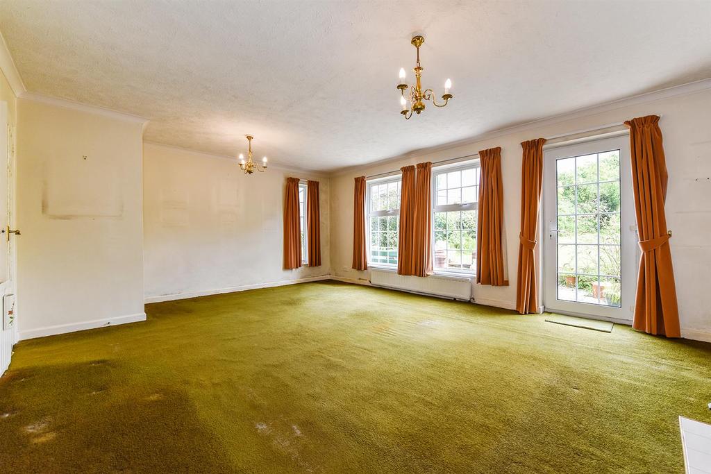 Leigh Road, Andover 4 bed detached house £400,000