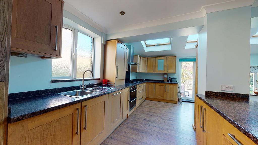 Orchard Valley, Hythe 3 bed house £1,550 pcm (£358 pw)