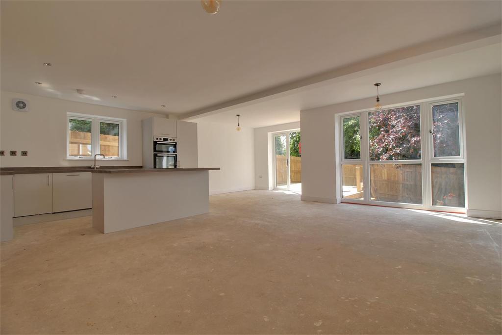 Rosedale Avenue, Stonehouse 4 bed detached house £370,000